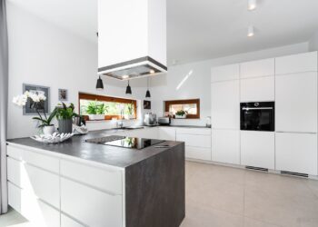 Meble kuchenne na wymiar kluczem do przestronnej i funkcjonalnej kuchni