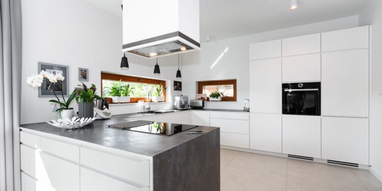 Meble kuchenne na wymiar kluczem do przestronnej i funkcjonalnej kuchni