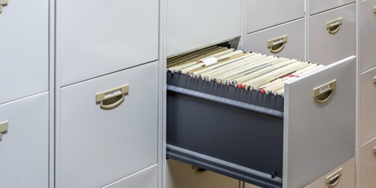 Jakie są największe zalety metalowych szaf biurowych?