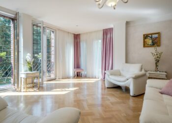 Jakie zasłony do jasnego salonu?