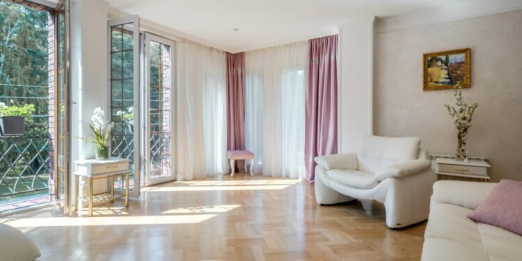 Jakie zasłony do jasnego salonu?