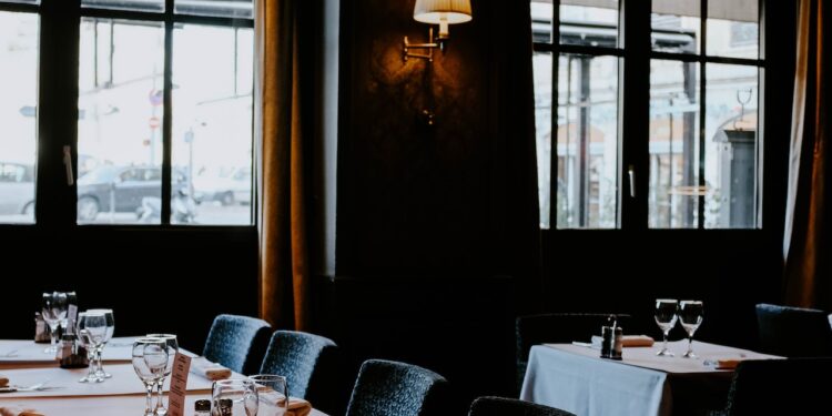 Rolety na wymiar: dlaczego to lepszy pomysł niż zakup gotowych rozwiązań?