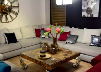 Jakie wybrać meble wypoczynkowe do salonu, by zachwycał wygodą i funkcjonalnością?