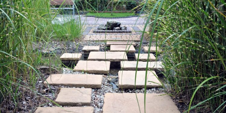 Beton w ogrodzie – różnorodność form i barw