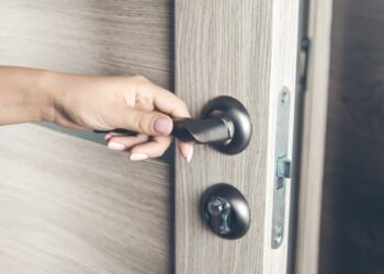 Wybierasz drzwi do mieszkania? Oto 5 aspektów, na które warto zwrócić uwagę