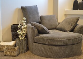 Prosty sposób na redekorację przestrzeni – pokrowce na fotele