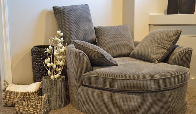 Prosty sposób na redekorację przestrzeni – pokrowce na fotele