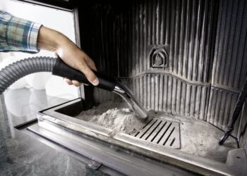 Czy można odkurzać popiół z kominka?