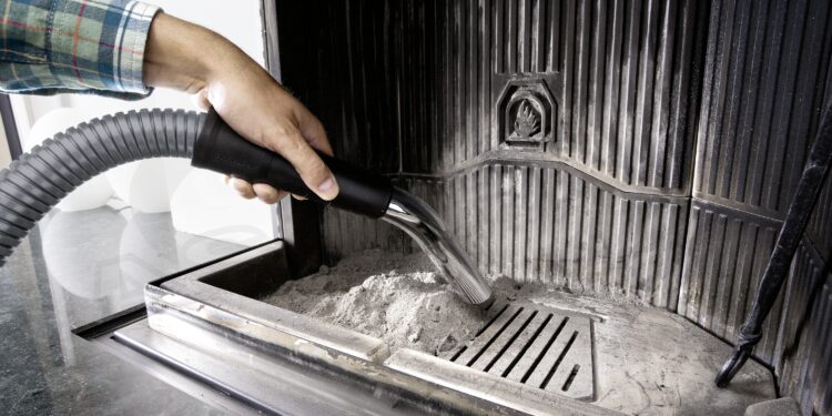 Czy można odkurzać popiół z kominka?