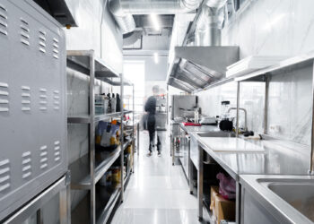 Zmywalnia w zakładzie gastronomicznym – co powinniśmy wiedzieć, zanim zaczniemy planować otwarcie własnej restauracji?