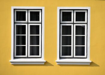 Parapety zewnętrzne do białych okien – które wybrać?