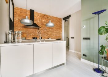 Aranżacja wnętrza z cegłą na ścianie – co trzeba wiedzieć?