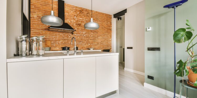 Aranżacja wnętrza z cegłą na ścianie – co trzeba wiedzieć?