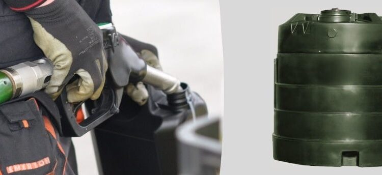 mężczyzna napełniający zbiornik na olej opałowy