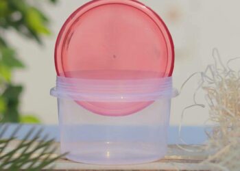 plastikowy pojemnik na ciasto