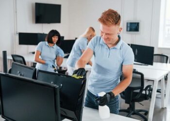 Kto jest odpowiedzialny za czystość w biurze