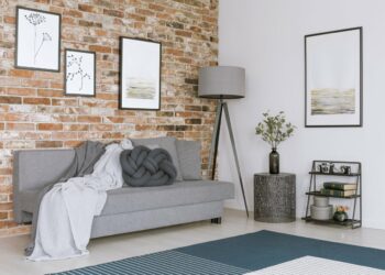 Cegły na ścianę w salonie – kiedy warto na nie postawić?
