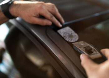 Jak zdjąć naklejkę z szyby w samochodzie i w domu