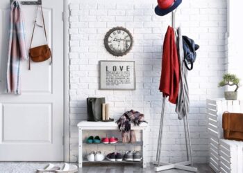 Przedpokój z oknem jak urządzić