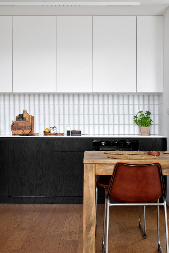 kuchnia-w-stylu-loft-drewno-skora-i-mozaika-ceramiczna-stick-bialy-matowy-bestseller-raw-decor.png