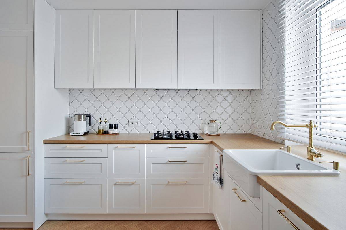 kafelki-do-kuchni-arabeska-carska-polysk-raw-decor-miedzy-bialymi-meblami-kuchennymi.jpg