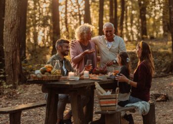 stolik piknikowy w ogrodzie