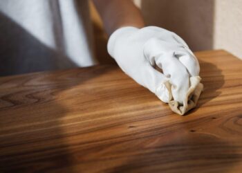 Olejowanie drewnianych mebli ogrodowych: kiedy, jak i czym najlepiej to robić?