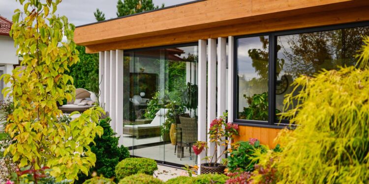 Jakie rośliny posadzić wokół altany