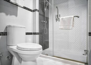 Jakie są zalety przyściennego odpływu liniowego w nowoczesnej łazience? 3