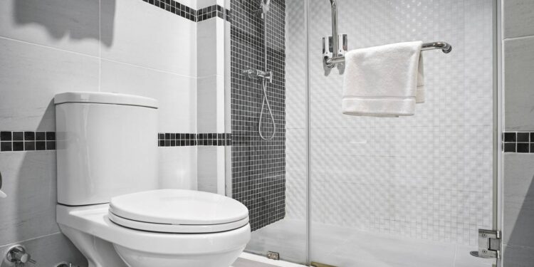 Jakie są zalety przyściennego odpływu liniowego w nowoczesnej łazience? 1