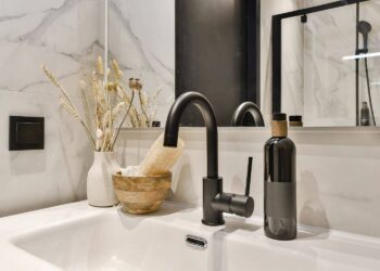 Dlaczego warto postawić na czarne baterie łazienkowe? Trendy i inspiracje 1