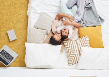 Twardy czy miękki? Jak dobrać odpowiednią twardość materaca?