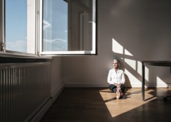 Minimalizm w praktyce – jak ograniczyć chaos w domu i głowie?