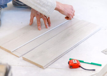 Panele podłogowe: kompleksowy przewodnik