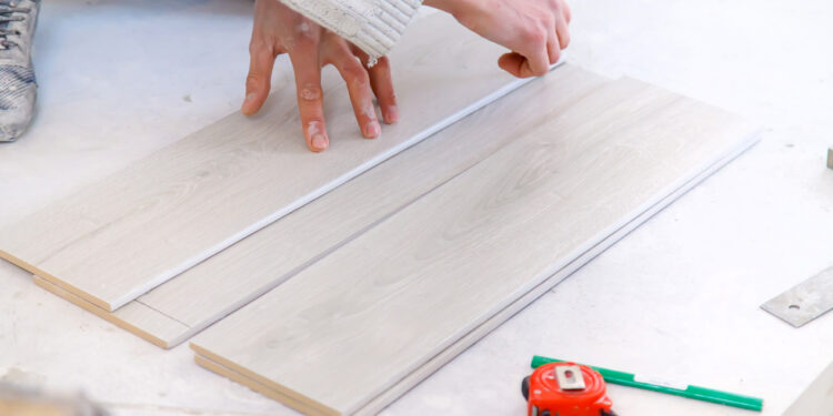 Panele podłogowe: kompleksowy przewodnik