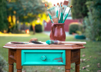 Poradnik: Jak Samodzielnie Odnowić Stare Meble?