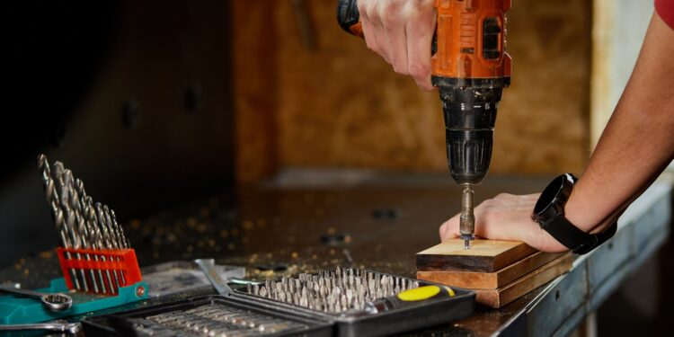 Dlaczego warto postawić na elektronarzędzia akumulatorowe w domu i warsztacie?