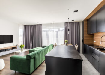 Funkcjonalna i stylowa kuchnia otwarta na salon