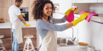 Jak sprawnie ogarnąć bałagan? Niezawodny system na szybkie sprzątanie kuchni
