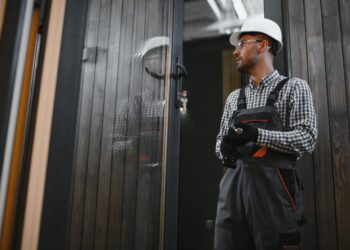 Badanie szczelności budynku metodą blower door: kiedy je wykonać i jak odczytać wynik?