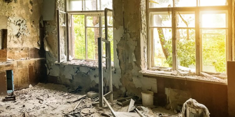 Remont starego domu — najczęstsze wyzwania i praktyczne wskazówki