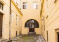 Dom atrialny: wpływ wewnętrznego dziedzińca na światło, prywatność i układ pomieszczeń