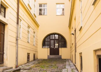 Dom atrialny: wpływ wewnętrznego dziedzińca na światło, prywatność i układ pomieszczeń