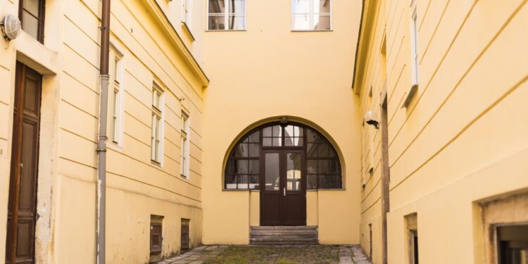 Dom atrialny: wpływ wewnętrznego dziedzińca na światło, prywatność i układ pomieszczeń