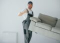 Jak sprawdzić, czy sofa przejdzie przez drzwi? Pomiary przed dostawą