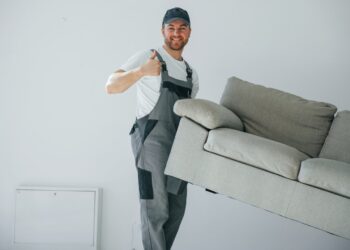 Jak sprawdzić, czy sofa przejdzie przez drzwi? Pomiary przed dostawą
