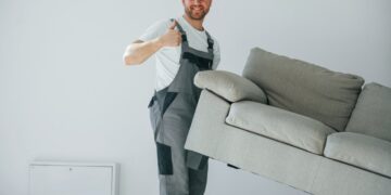 Jak sprawdzić, czy sofa przejdzie przez drzwi? Pomiary przed dostawą