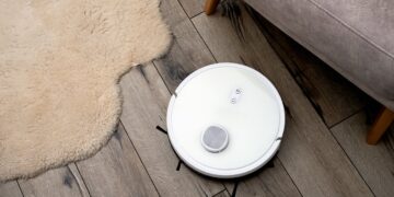 Robot sprzątający w mieszkaniu: przygotowanie podłogi, bazy i pierwszego przejazdu