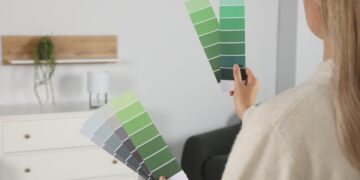 Próbki farby na ścianę: jak sprawdzić kolor w swoim mieszkaniu?